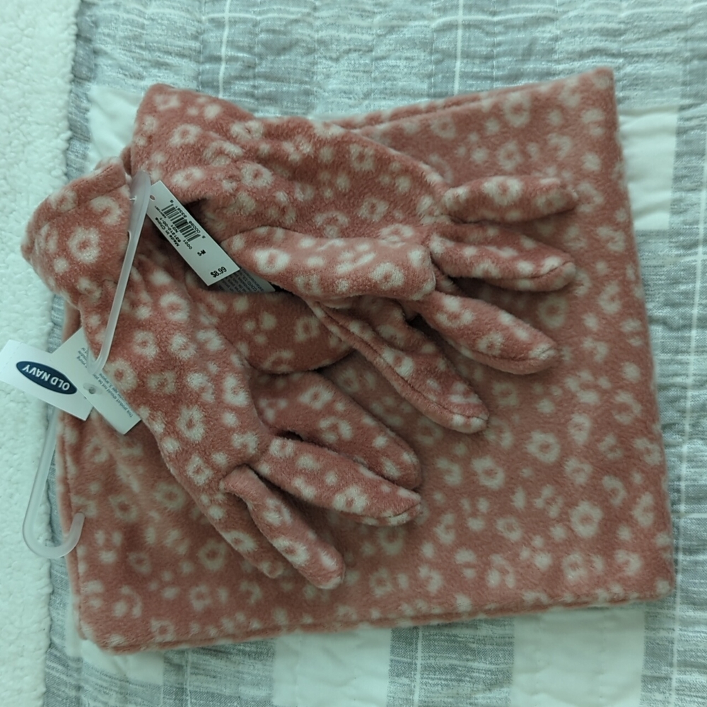 New. Scarf and Gloves Set